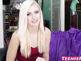 Блондинка с маленькими сиськами трахается на кастинге и кончает